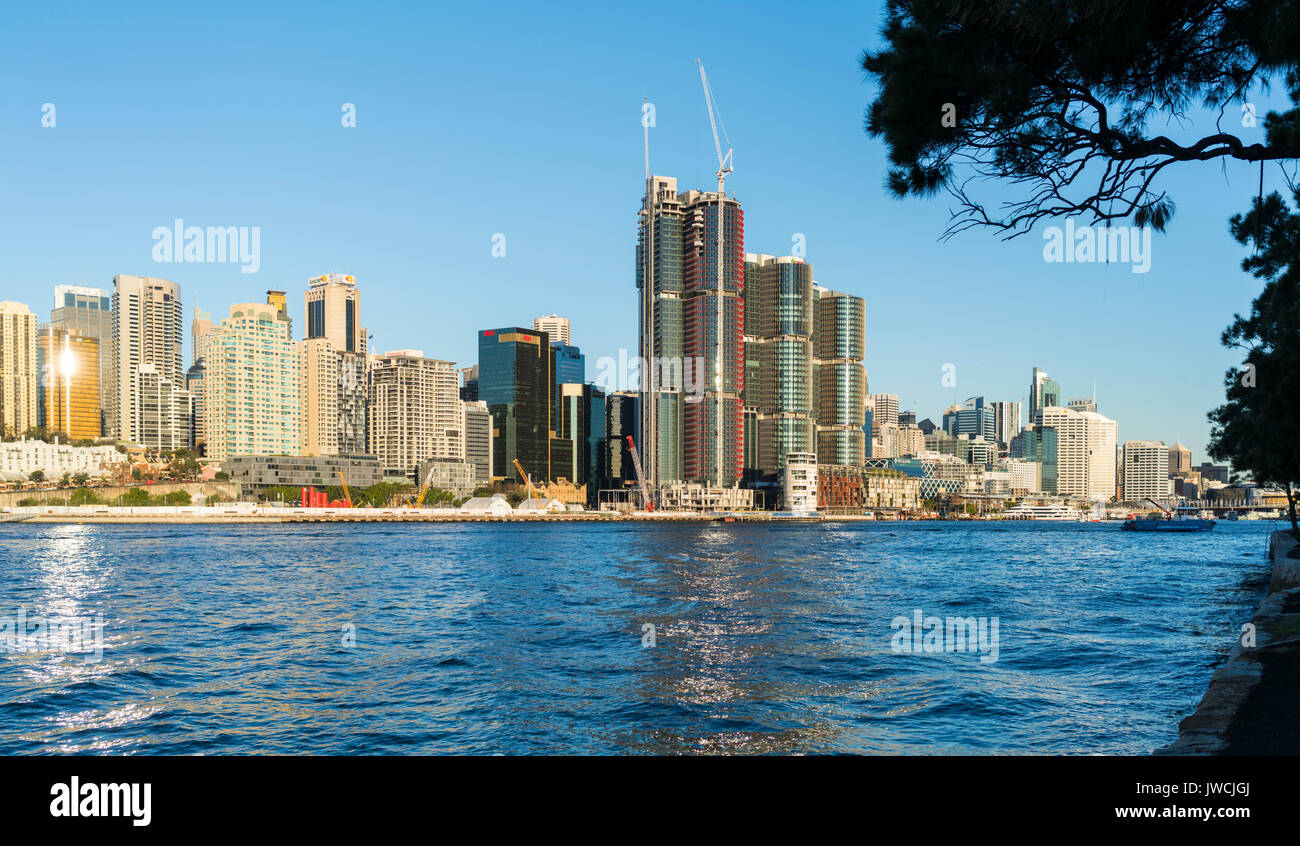 Sydney, Australia edifici della città vista attraverso il porto da Balmain Foto Stock