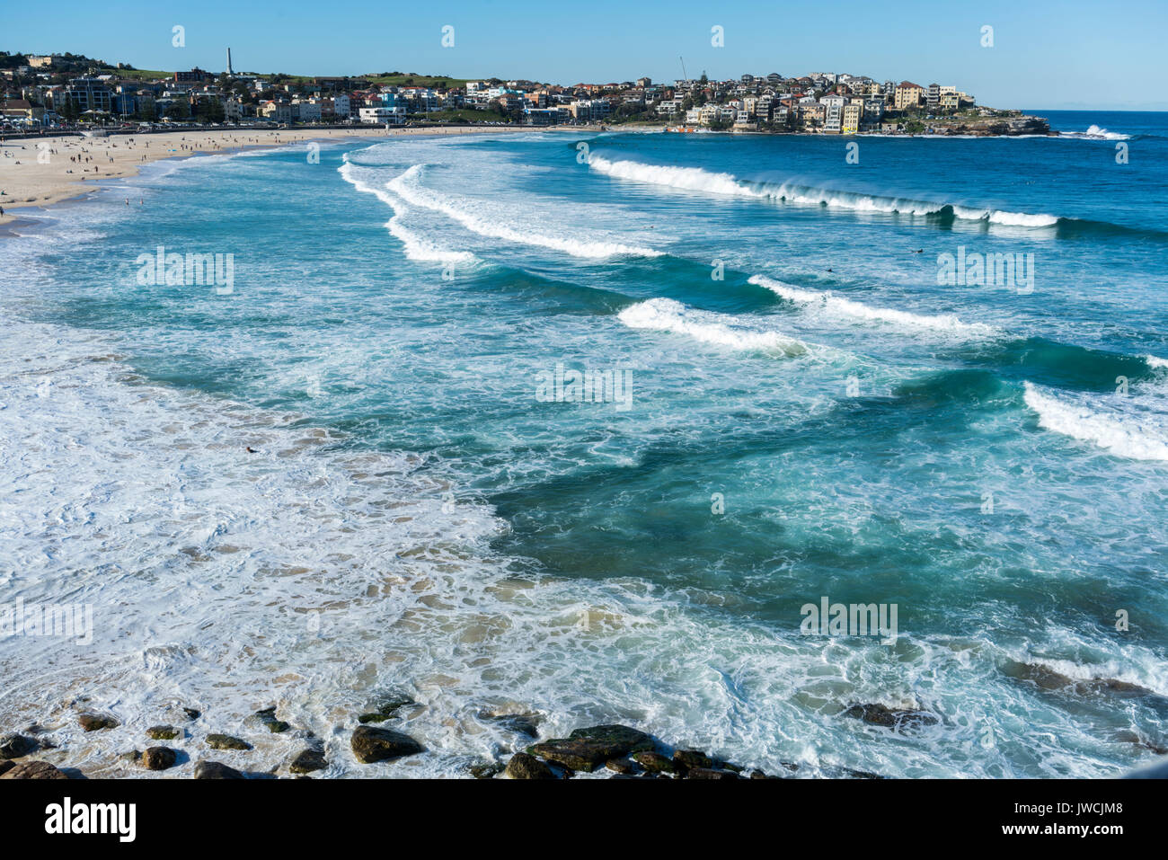 Onde che si infrangono sulla leggendaria spiaggia Bondi, Sydney, Australia. L'acqua turchese e il blu del cielo. Foto Stock