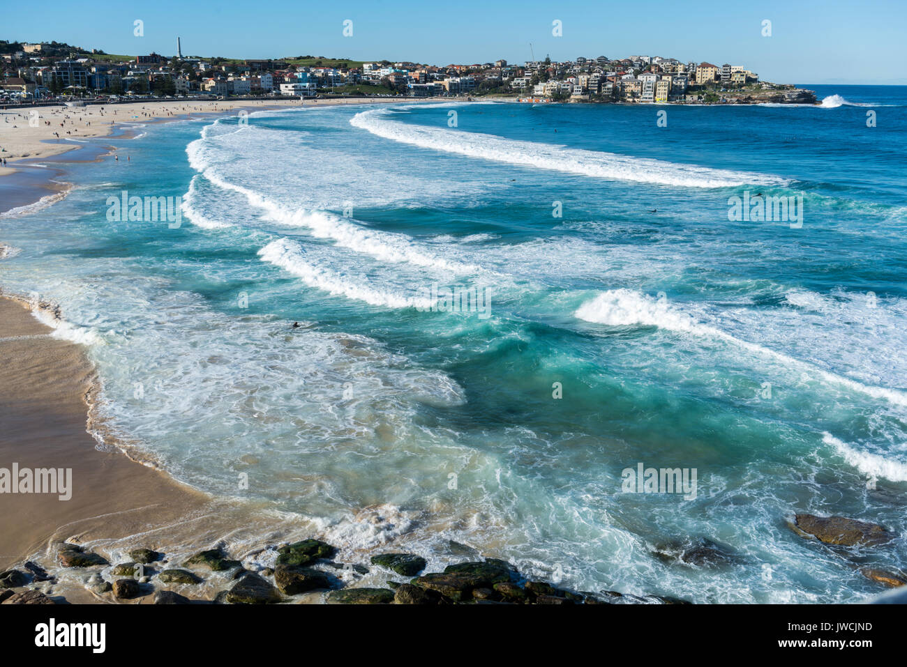 Onde che si infrangono sulla leggendaria spiaggia Bondi, Sydney, Australia. L'acqua turchese e il blu del cielo. Foto Stock