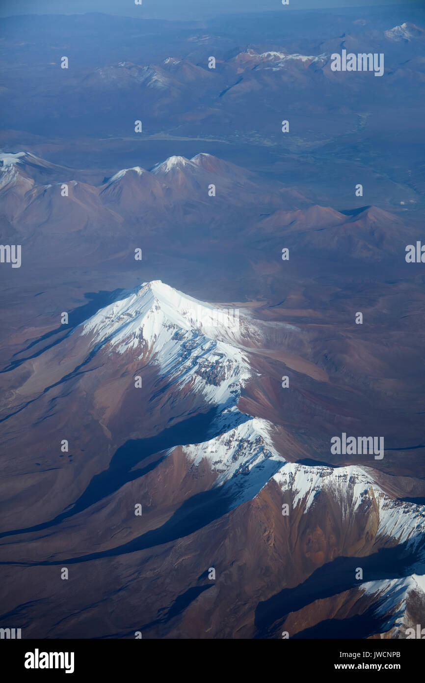 Cabaray (stratovulcano, 5869m/19,255ft), la Cordigliera delle Ande, la Bolivia e il Cile in distanza), America del Sud - aerial Foto Stock