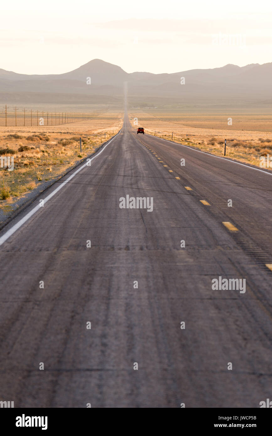 Auto su una strada nel deserto del Nevada. Foto Stock