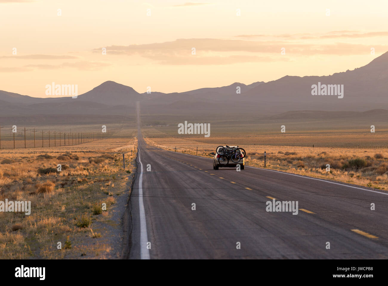 Auto su una strada nel deserto del Nevada. Foto Stock