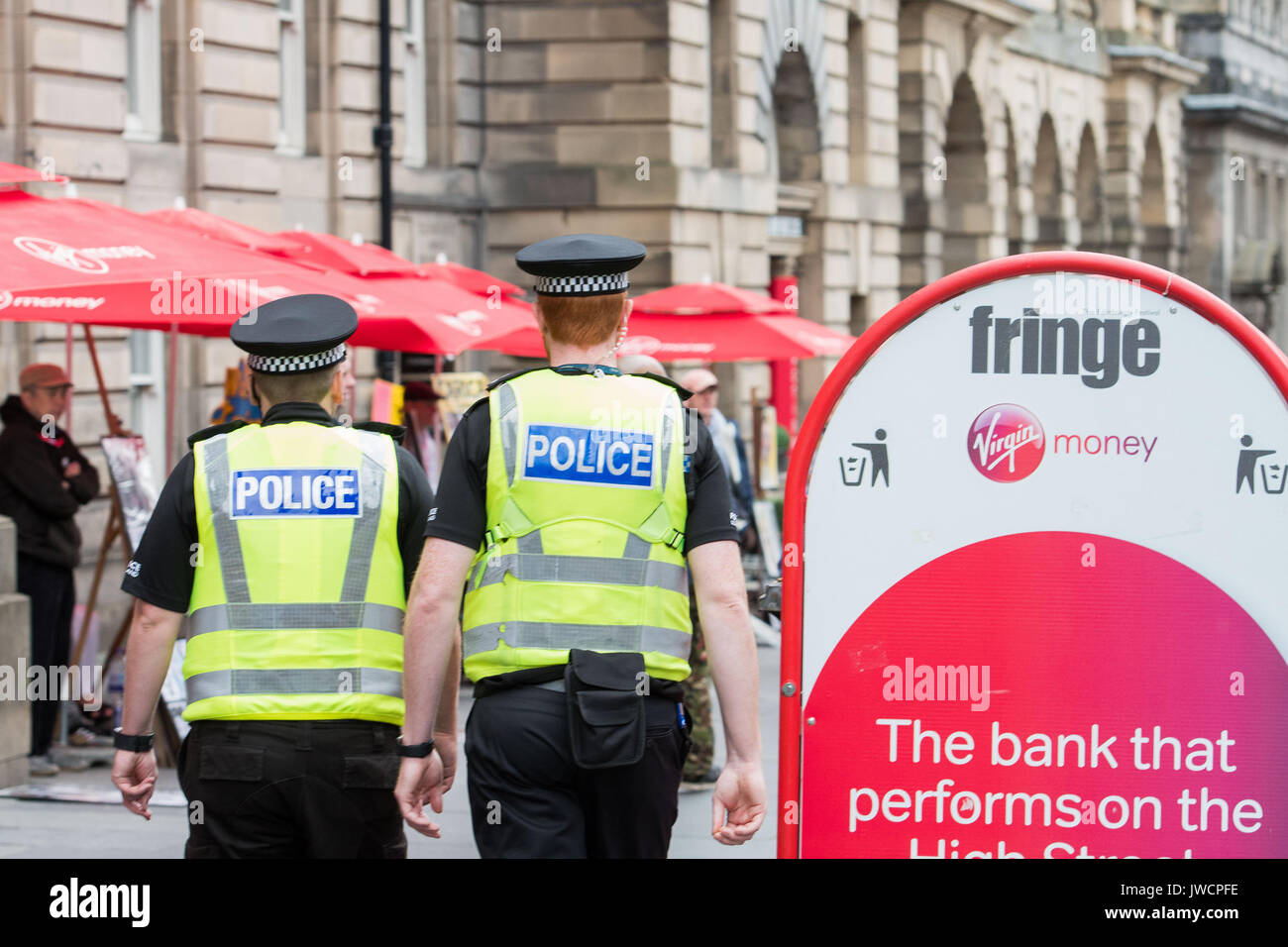 Artista Ellie mulini da arte dello spettro panno è stato incaricato di dipingere il Anti terrore barriere che sono in posizione sul Royal Mile di proteggere la folla dur Foto Stock