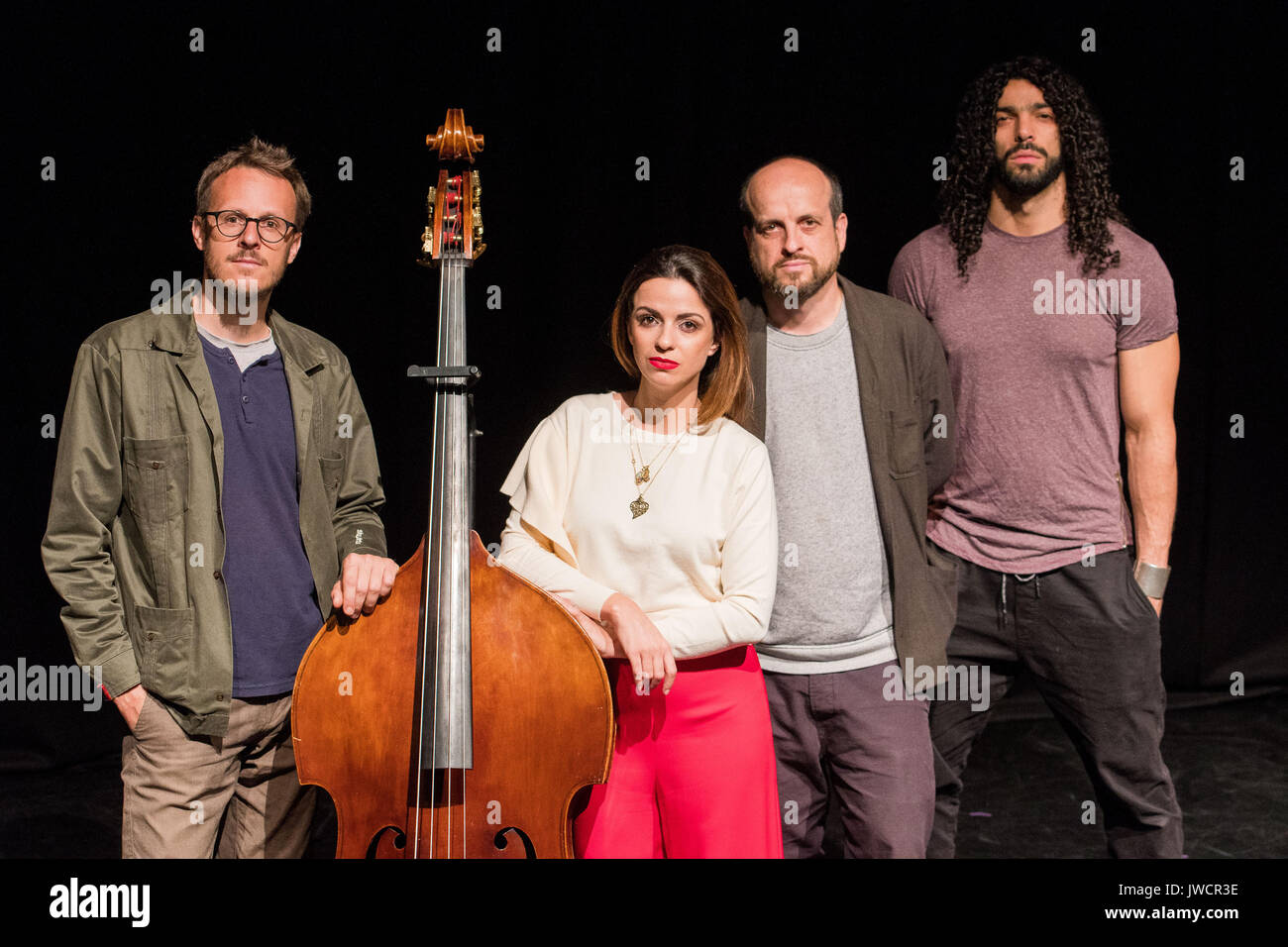 Pic: Matthew Herbert, Damian Cabaud, Carolina e Ramy Essam 1300 Edimburgo: Festival di Edimburgo photocall - Nuovo libro dei Canti di europeo. Musicisti tenendo pa Foto Stock
