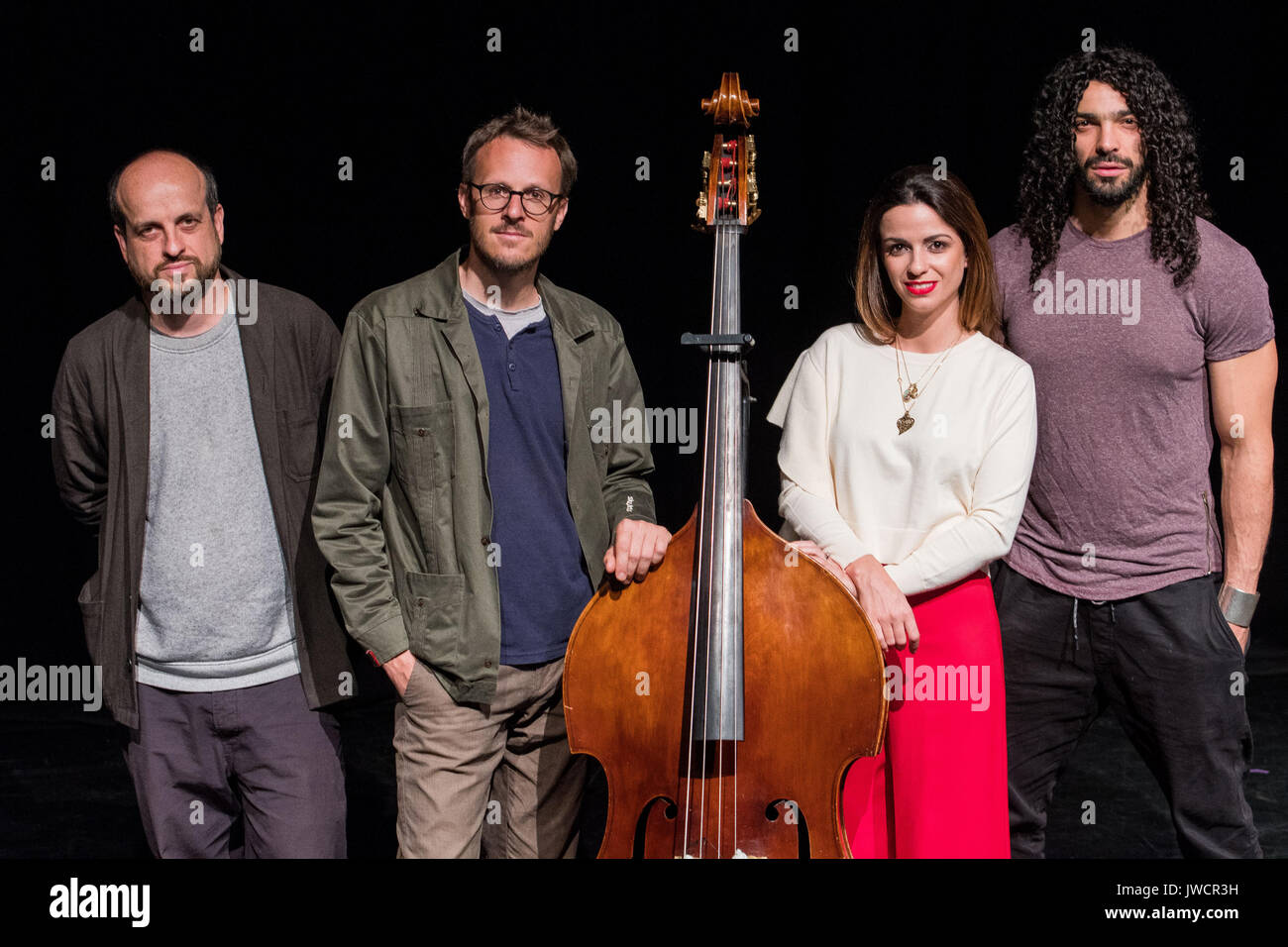 Pic: Matthew Herbert, Damian Cabaud, Carolina e Ramy Essam 1300 Edimburgo: Festival di Edimburgo photocall - Nuovo libro dei Canti di europeo. Musicisti tenendo pa Foto Stock