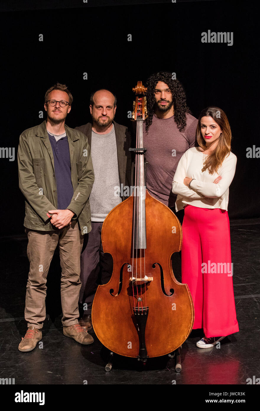 Pic: Matthew Herbert, Damian Cabaud, Carolina e Ramy Essam 1300 Edimburgo: Festival di Edimburgo photocall - Nuovo libro dei Canti di europeo. Musicisti tenendo pa Foto Stock