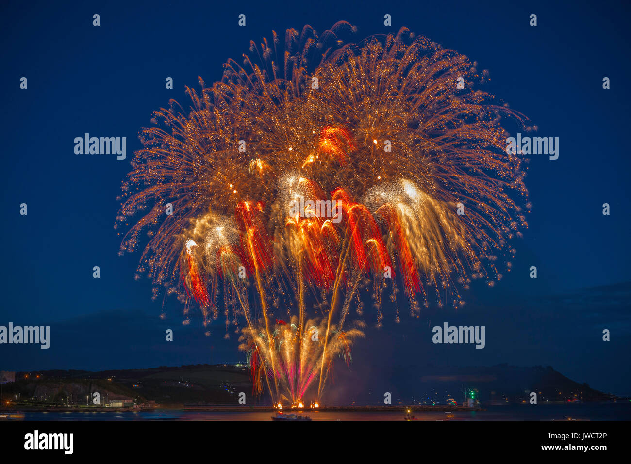 Fuochi d'artificio del Mountbatten frangionde Plymouth (UK). Prese a livello nazionale, durante il campionato di fuochi d'artificio. Foto Stock