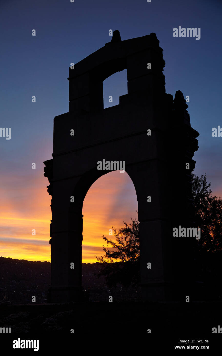 Tramonto e archway, Mirador Killi Killi, La Paz, Bolivia, Sud America Foto Stock