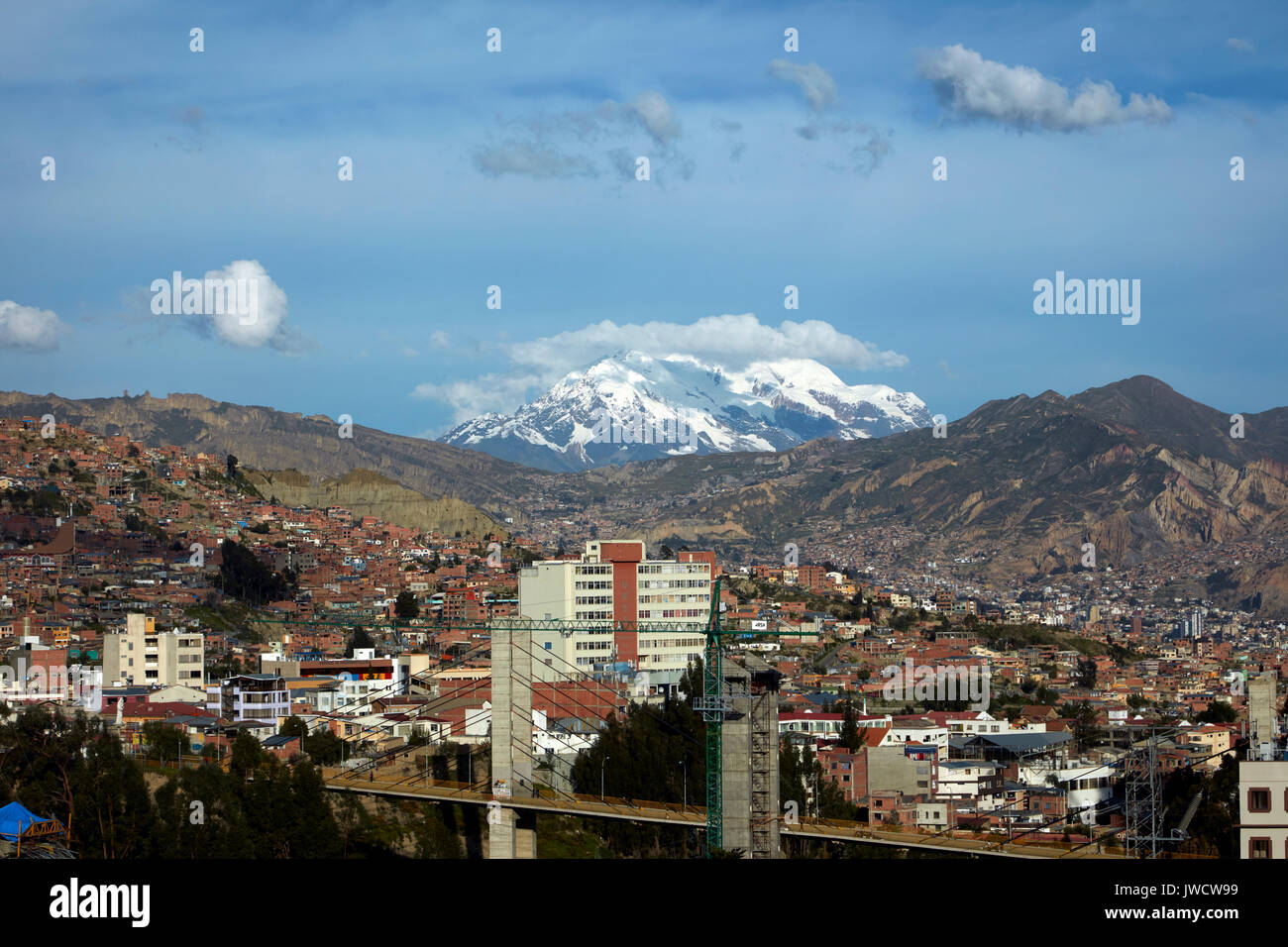 La Paz e Illimani (6438m/21,122ft), Bolivia, Sud America Foto Stock