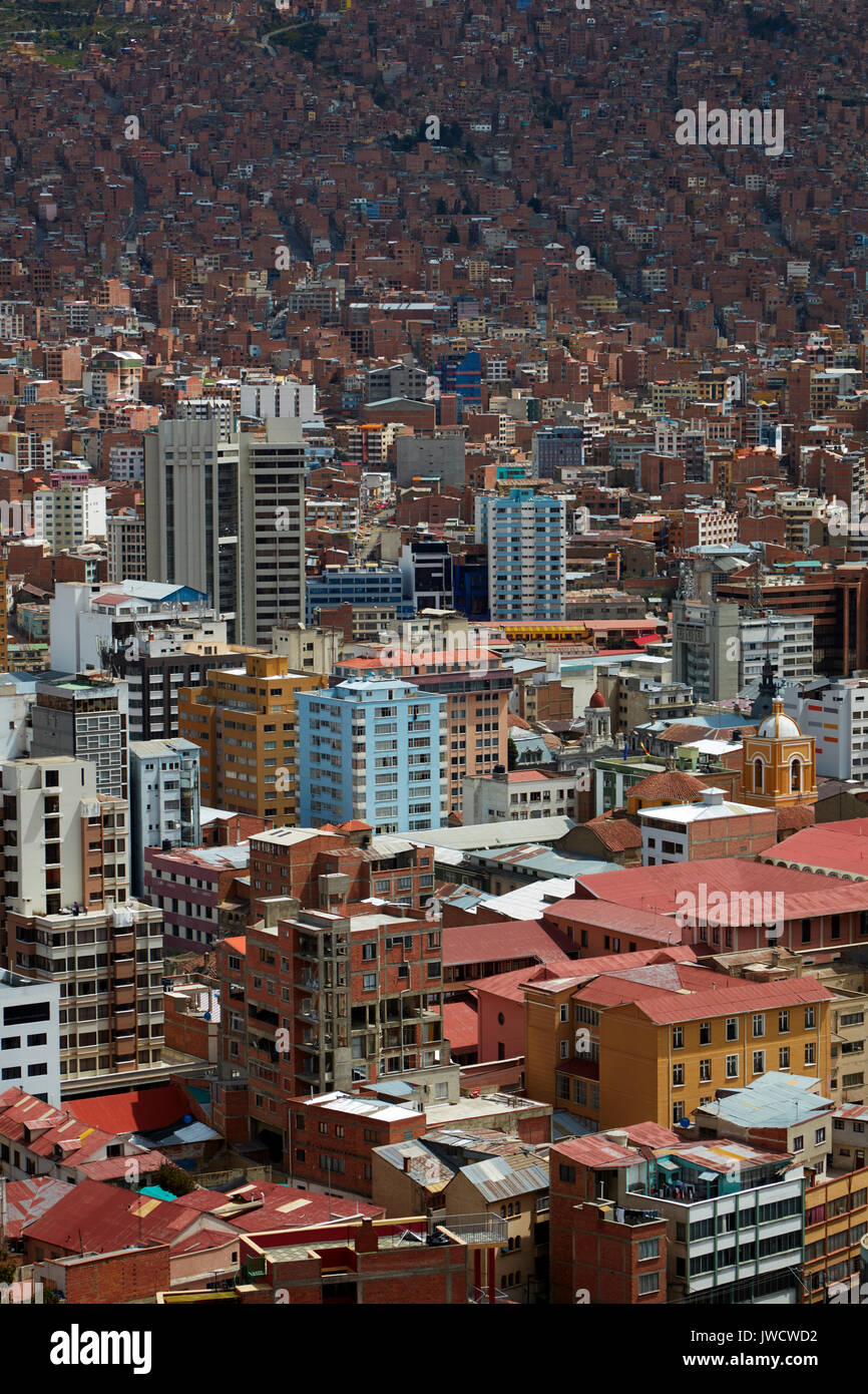 Il centro città e case di mattoni su pendii molto ripidi, visto dal Mirador Killi Killi, La Paz, Bolivia, Sud America Foto Stock