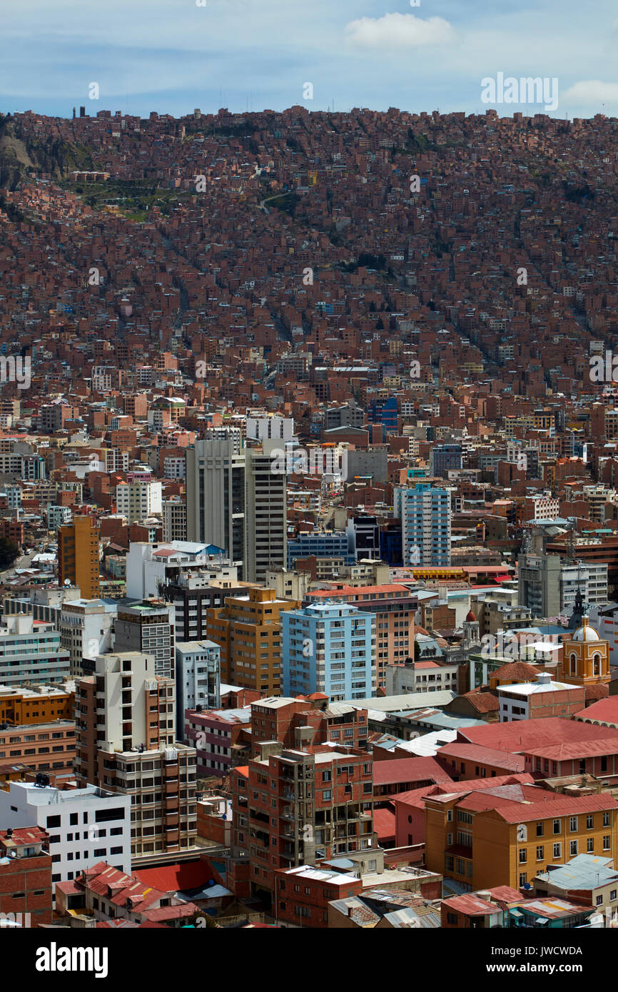 Il centro città e case di mattoni su pendii molto ripidi, visto dal Mirador Killi Killi, La Paz, Bolivia, Sud America Foto Stock