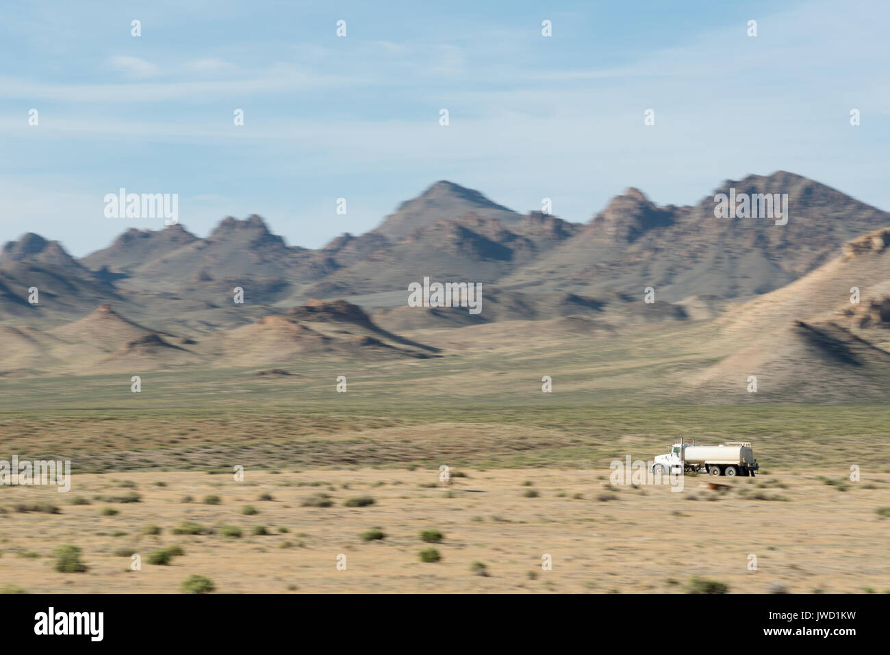 Carrello su una strada desolata nel deserto del Nevada. Foto Stock