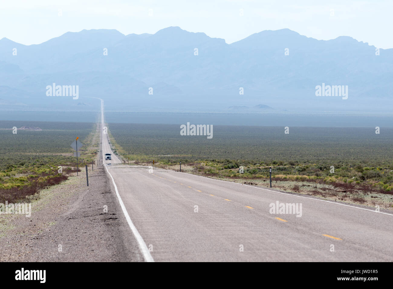 Carrello su una strada desolata nel bacino e la gamma regione del Nevada. Foto Stock