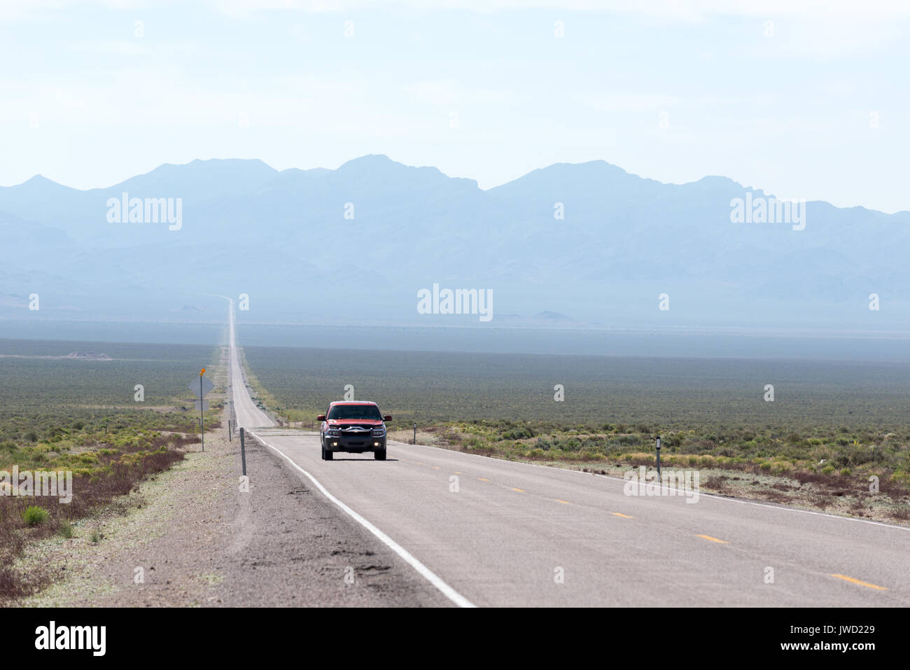 Auto su una strada desolata nel bacino e la gamma regione del Nevada. Foto Stock