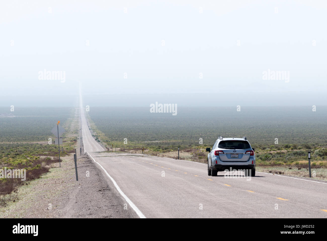 Auto su una strada desolata nel bacino e la gamma regione del Nevada. Foto Stock