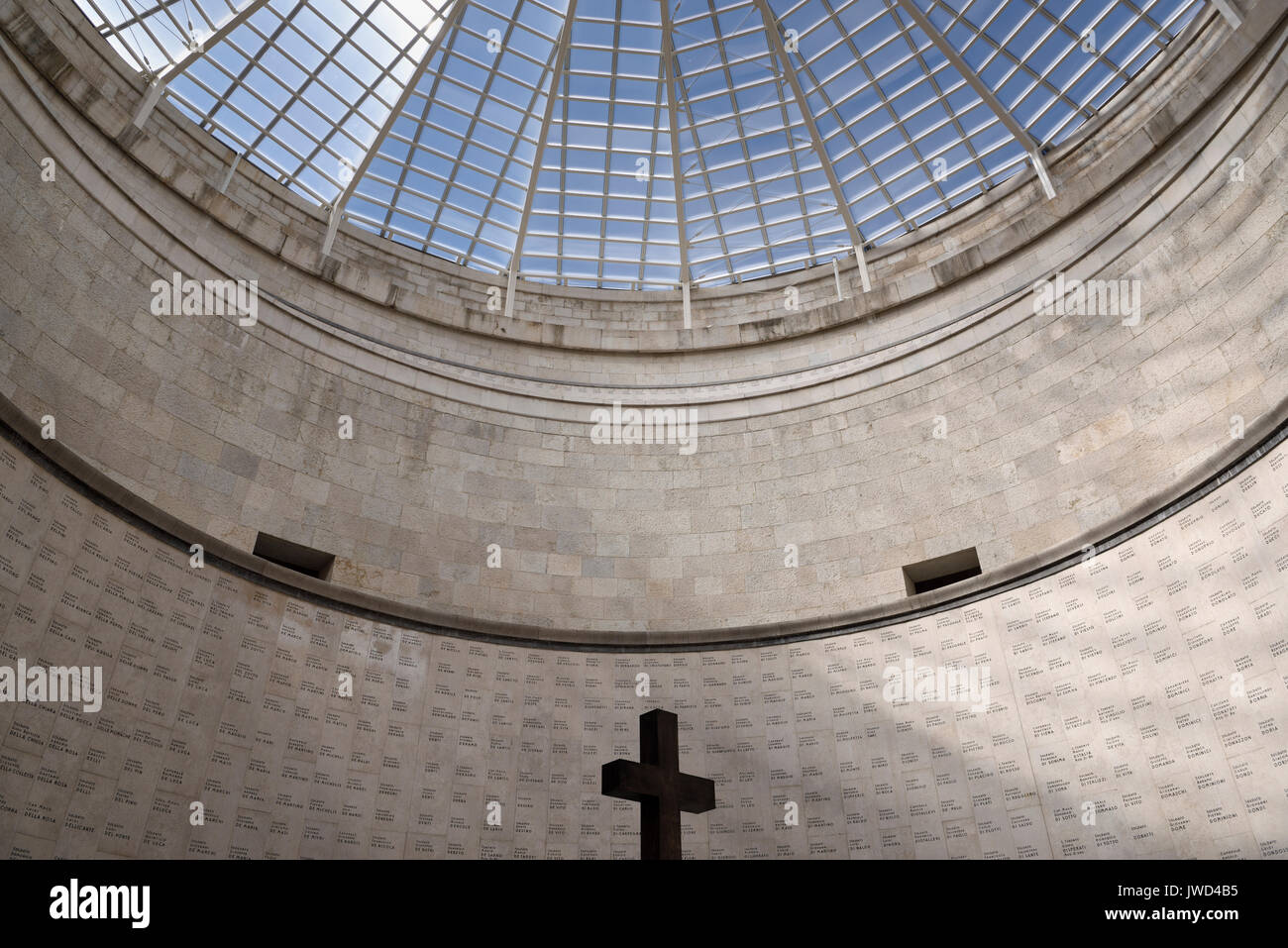 Croce sotto il lucernario in torre centrale con i nomi del interred al memoriale di guerra per i caduti della Prima Guerra Mondiale a Oslavia Italia Foto Stock