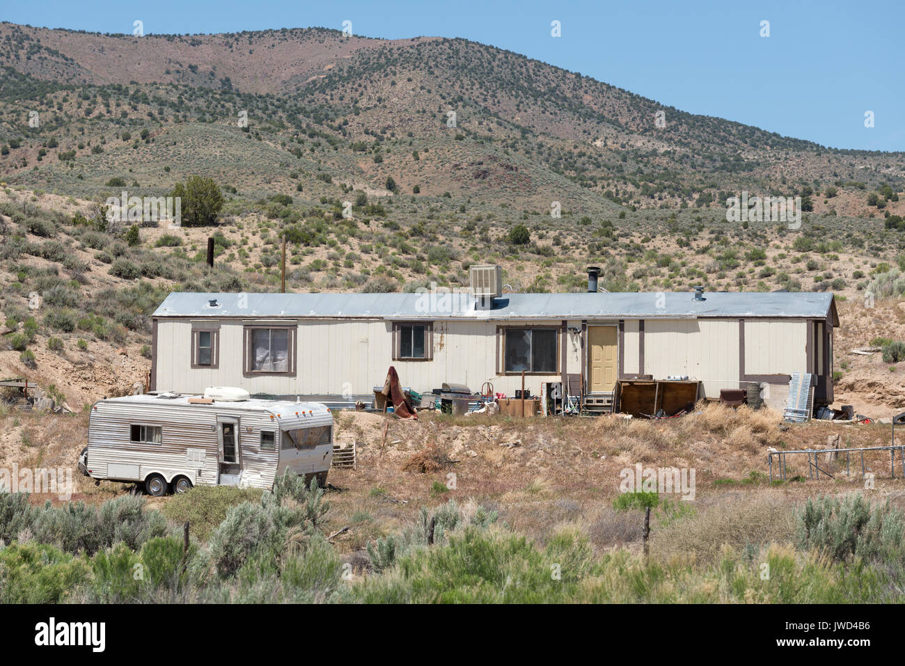 Camp rimorchio nella parte anteriore di un fabbricato home fuori Caliente, Nevada. Foto Stock
