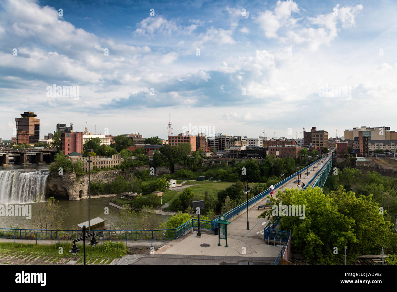 Alte Cascate del distretto di Rochester New York sotto nuvoloso cielo estivo Foto Stock