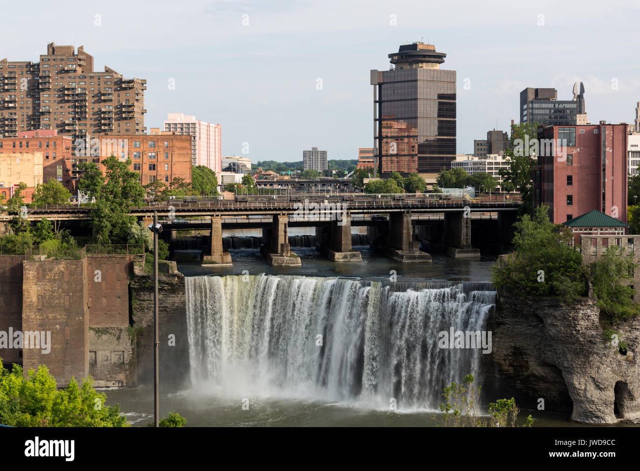 Alte Cascate del distretto di Rochester New York sotto nuvoloso cielo estivo Foto Stock