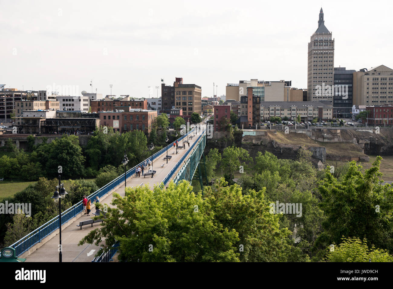 Alte Cascate del distretto di Rochester New York sotto nuvoloso cielo estivo Foto Stock
