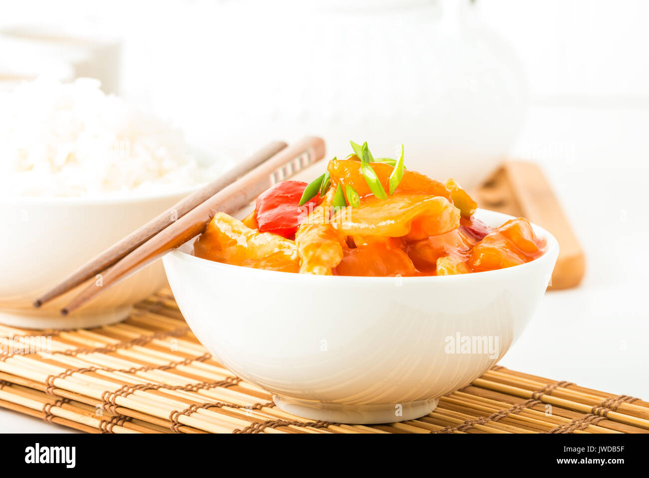Ciotola di dolce e salato pollo fotografato closeup. Utile per i menu e per altri servizi di ristorazione promozioni. Foto Stock