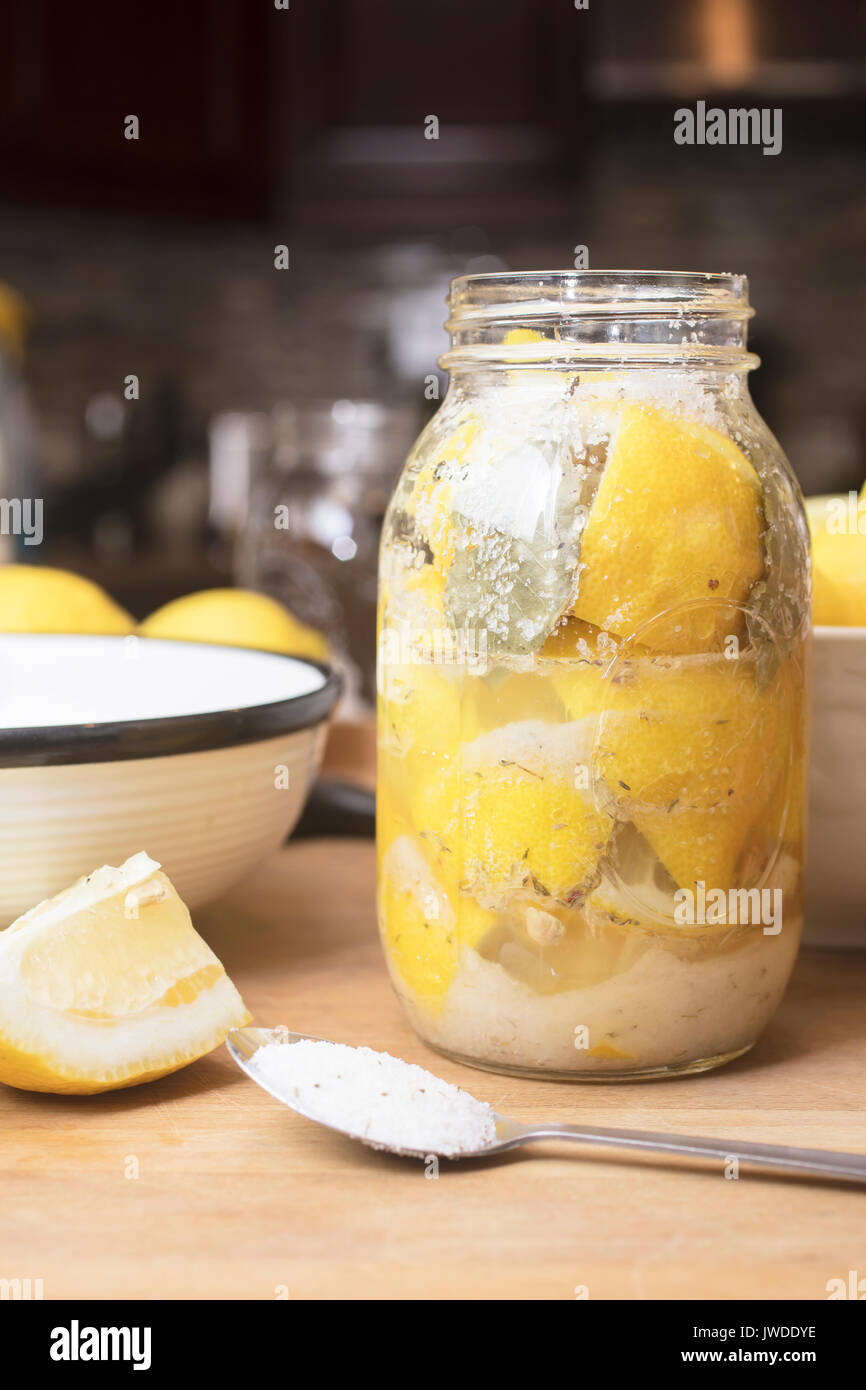 Il processo per la fabbricazione di conserve salate i limoni, per il taglio e la speziatura Foto Stock