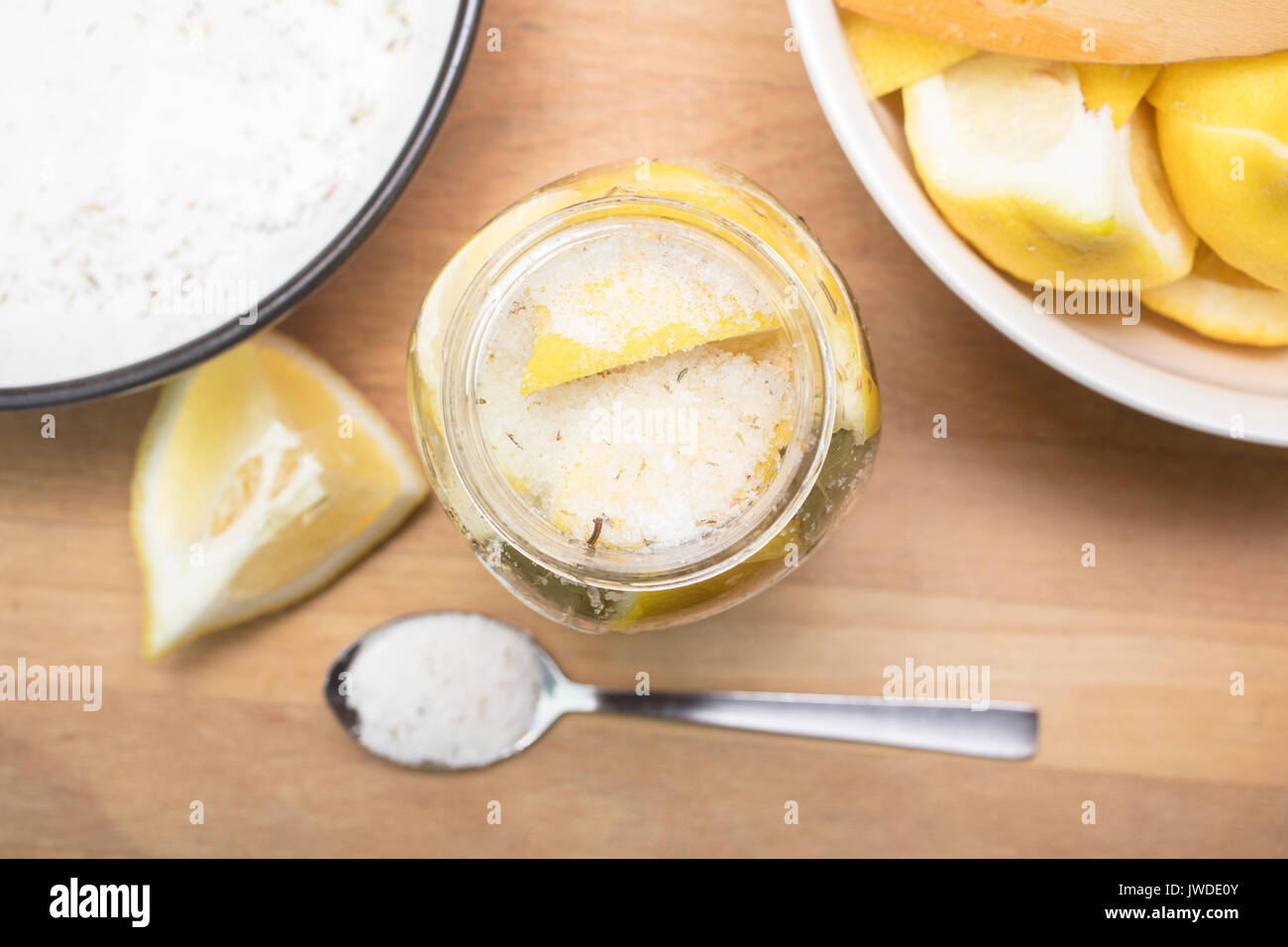 Il processo per la fabbricazione di conserve salate i limoni, per il taglio e la speziatura Foto Stock