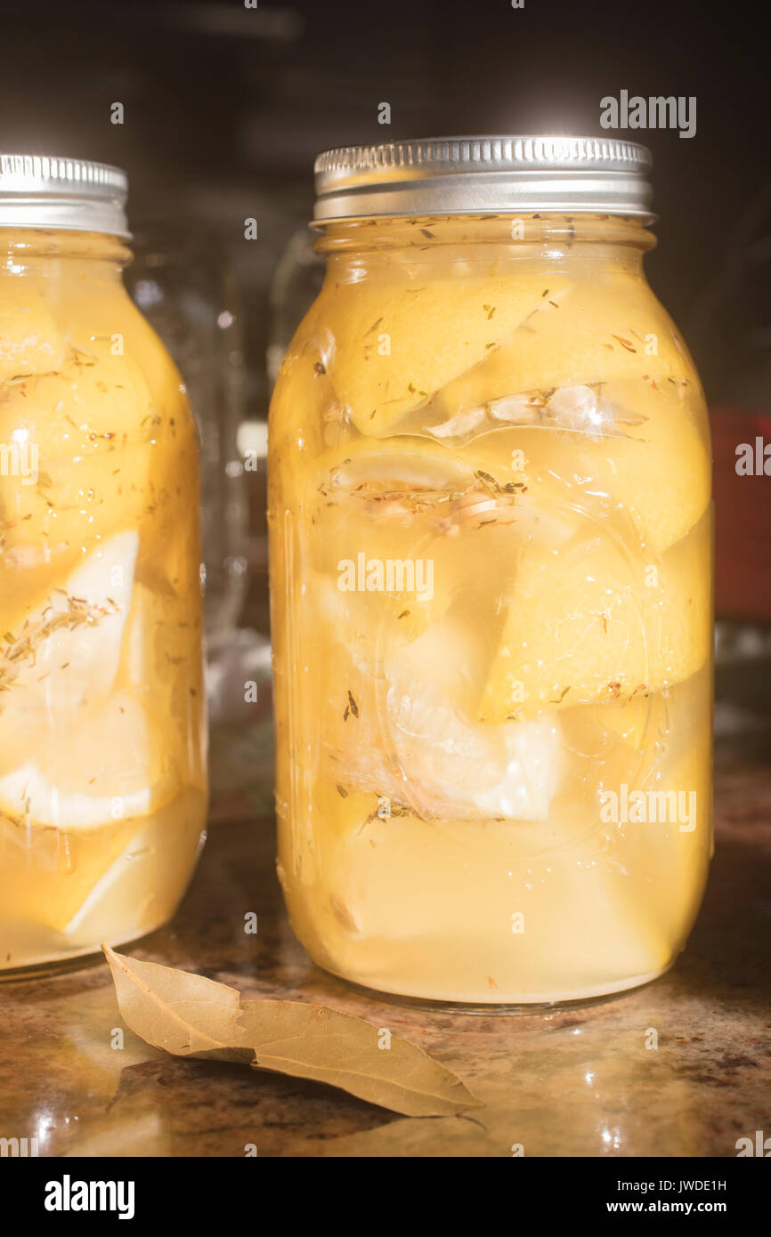 Il processo per la fabbricazione di conserve salate i limoni, per il taglio e la speziatura Foto Stock