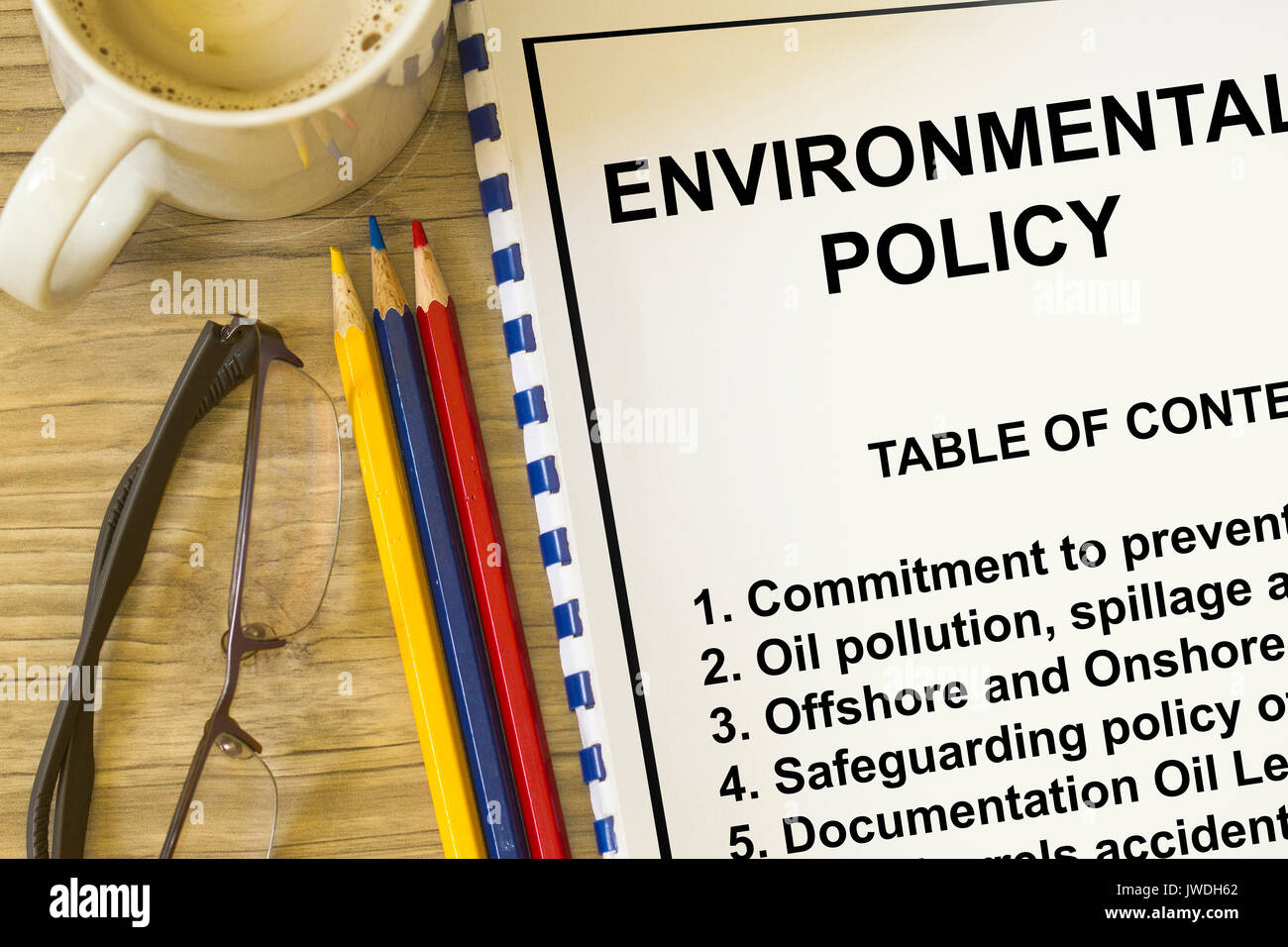 La politica ambientale e di salvaguardia concetto- con la tabella dei contenuti su una lezione foglio esterno. Foto Stock