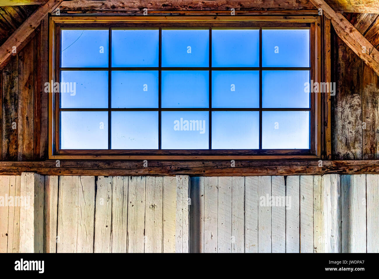 Guardando attraverso la vecchia finestra rustico di casa con vista oceano nella isola di Bonaventura, Quebec, Canada nel fienile Foto Stock
