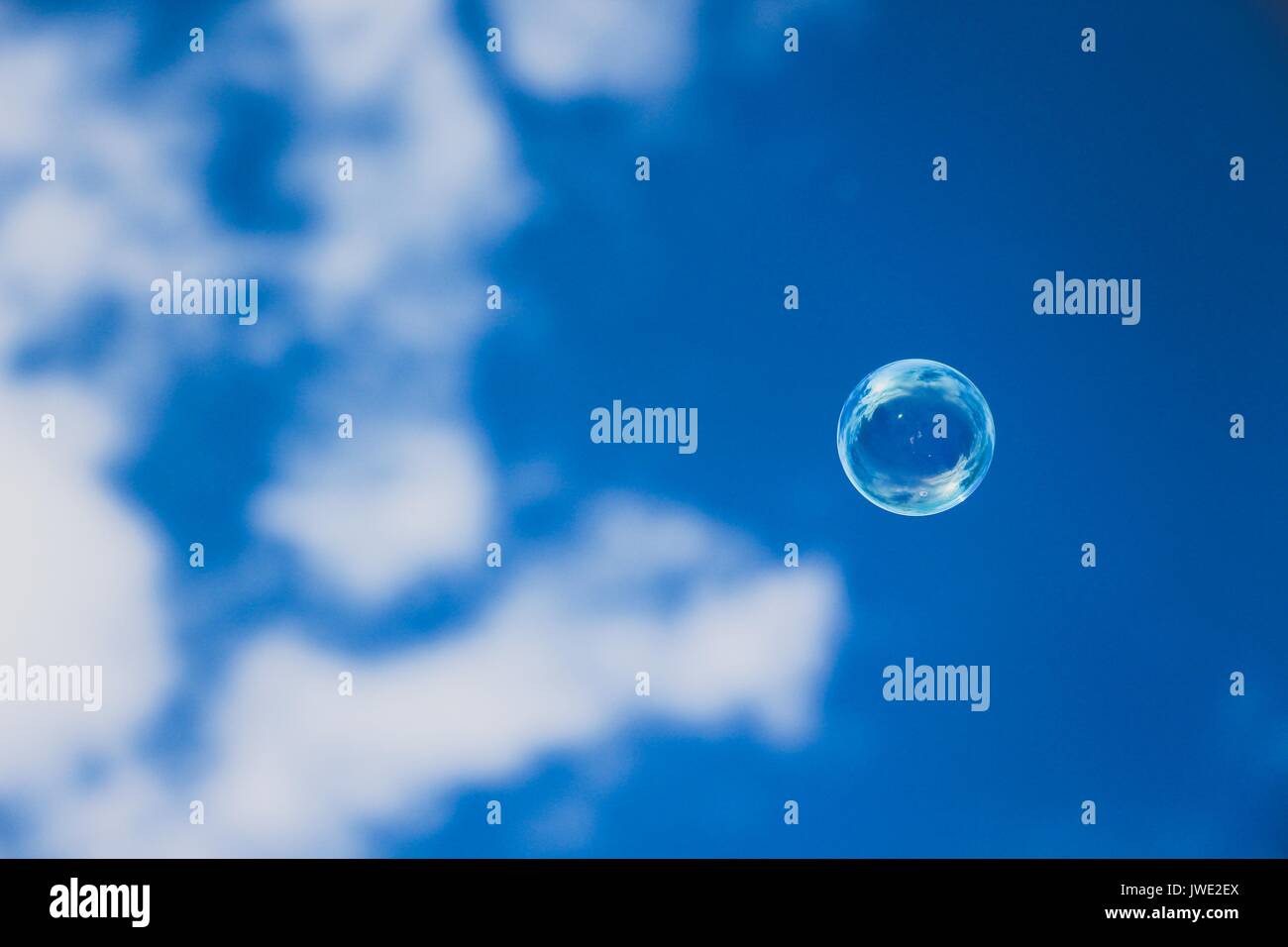 Lonely bolla di sapone contro il cielo blu. Foto Stock