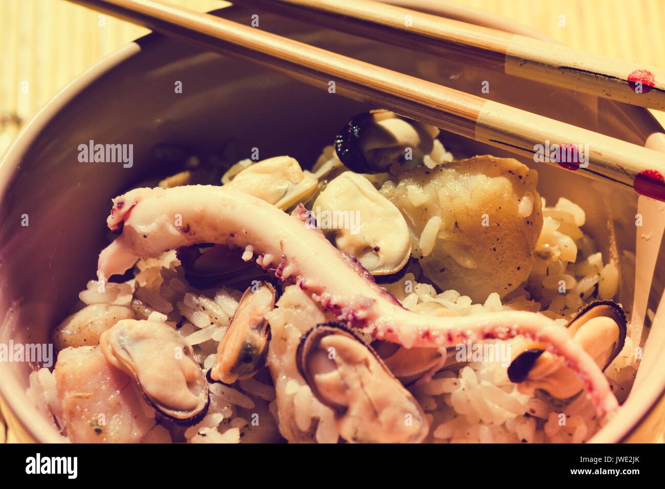 Il piatto è composto da piatti a base di frutti di mare e pesce e riso per guarnire. Foto Stock