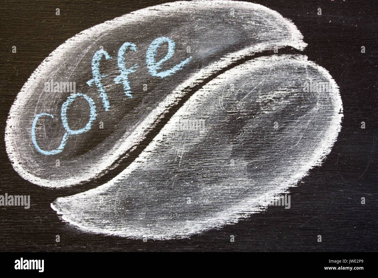 I chicchi di caffè sono conta su una scheda di colore nero Foto Stock