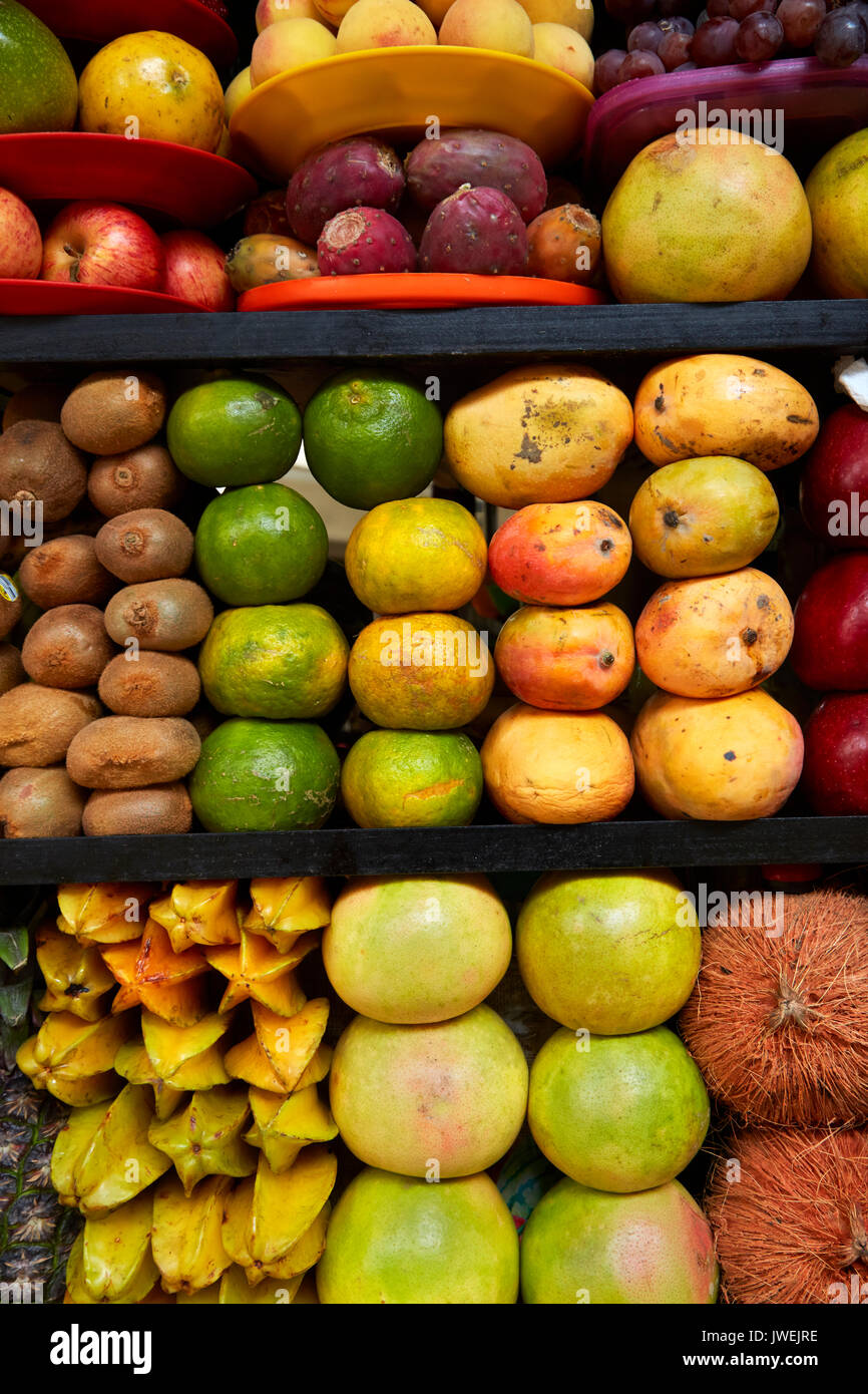 La frutta esotica al succo di frutta in stallo, Mercado Lanza, La Paz, Bolivia, Sud America Foto Stock