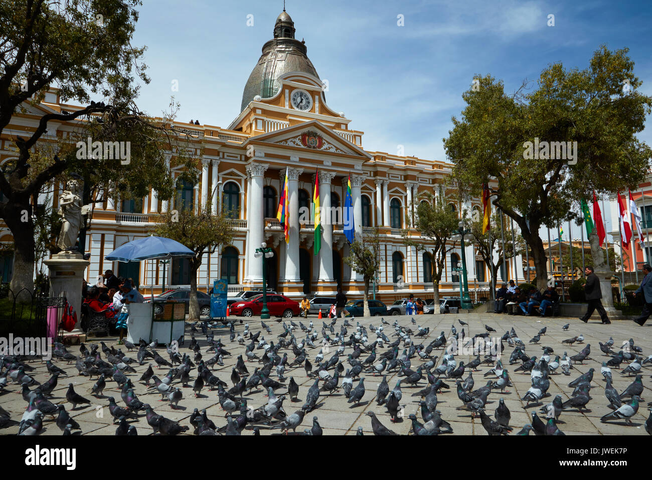 Congresso nazionale della Bolivia edificio, e Piccioni in Plaza Murillo, La Paz, Bolivia, Sud America Foto Stock