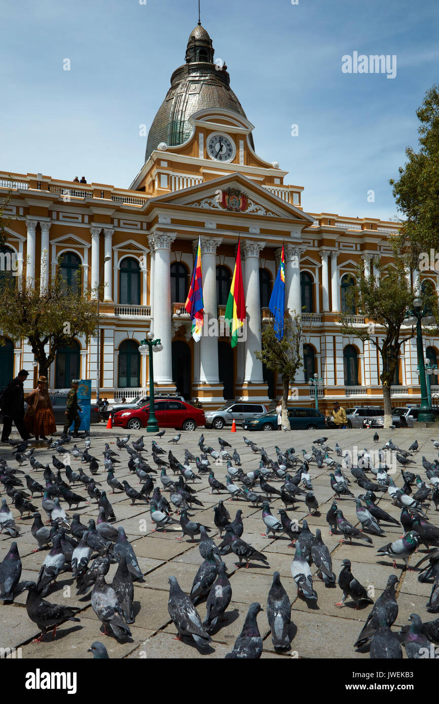 Congresso nazionale della Bolivia edificio, e Piccioni in Plaza Murillo, La Paz, Bolivia, Sud America Foto Stock
