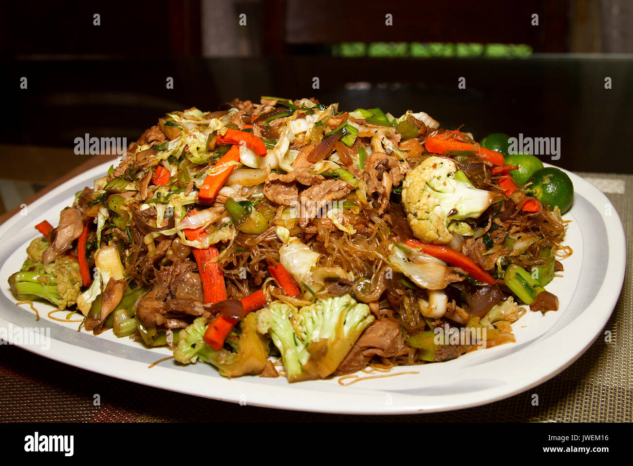 Pansit o fettuccine riso fritto con verdure- fatta in casa pancit. Foto Stock