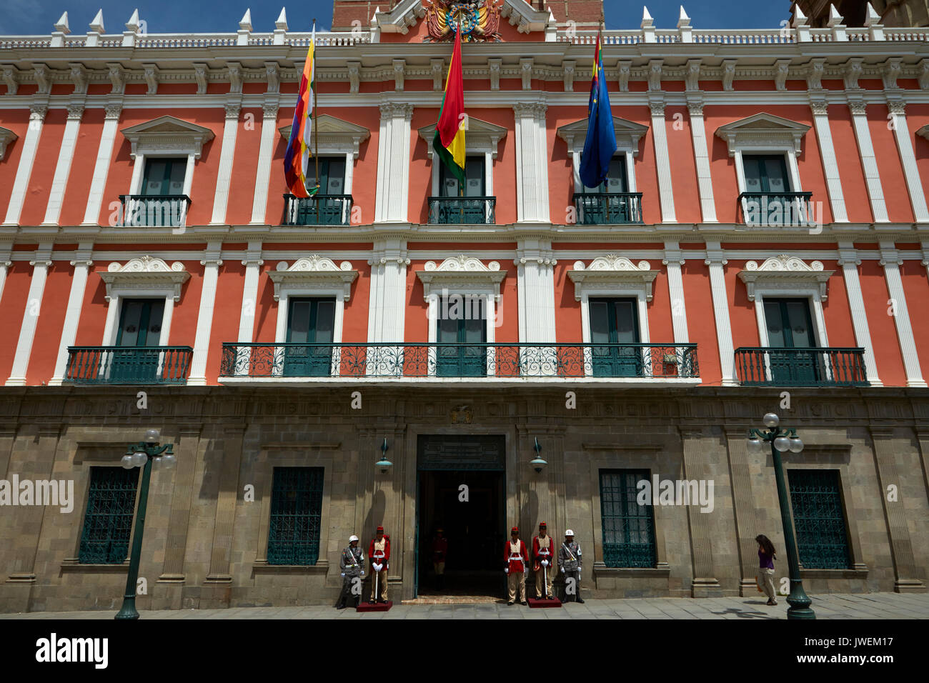 Le protezioni al di fuori del palazzo Quemado (Palazzo Presidenziale), Plaza Murillo, La Paz, Bolivia, Sud America Foto Stock