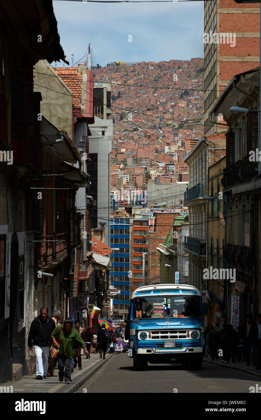 Bus su strette strade ripide di La Paz, Bolivia, Sud America Foto Stock