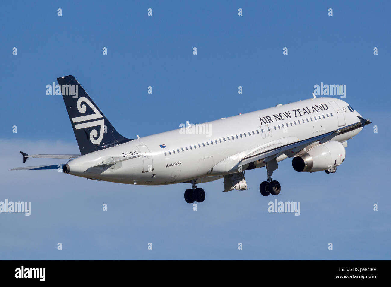 Air New Zealand Airbus A320 di decollo dall'aeroporto di Sydney. Foto Stock