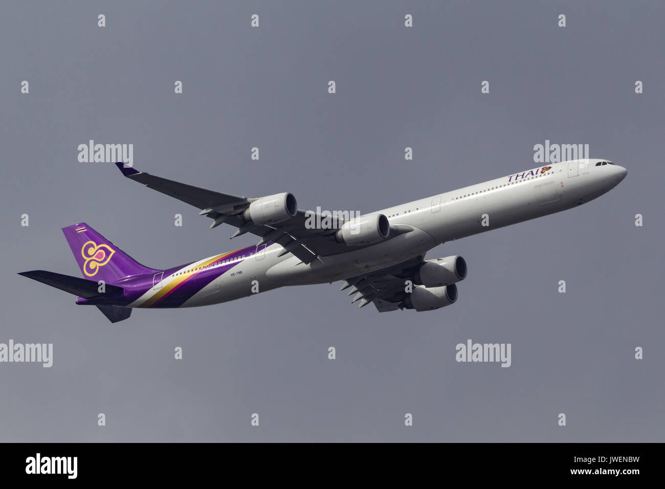 Thai Airways international Airbus A340-642 hs-tnb partenza da Melbourne Aeroporto internazionale. Foto Stock