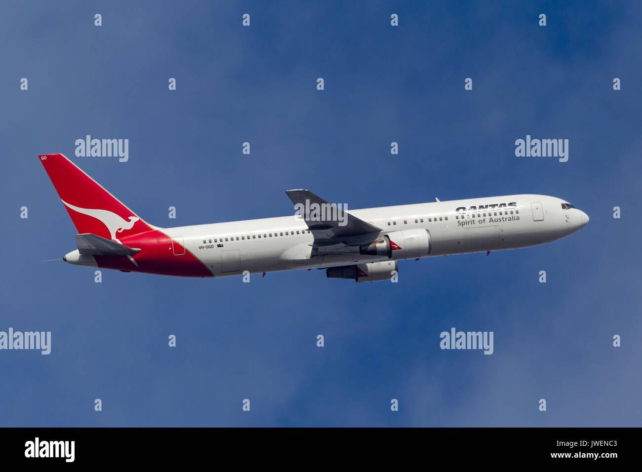 Qantas Boeing 767-338 ER/VH-OGO partenza da Melbourne Aeroporto Internazionale. Foto Stock