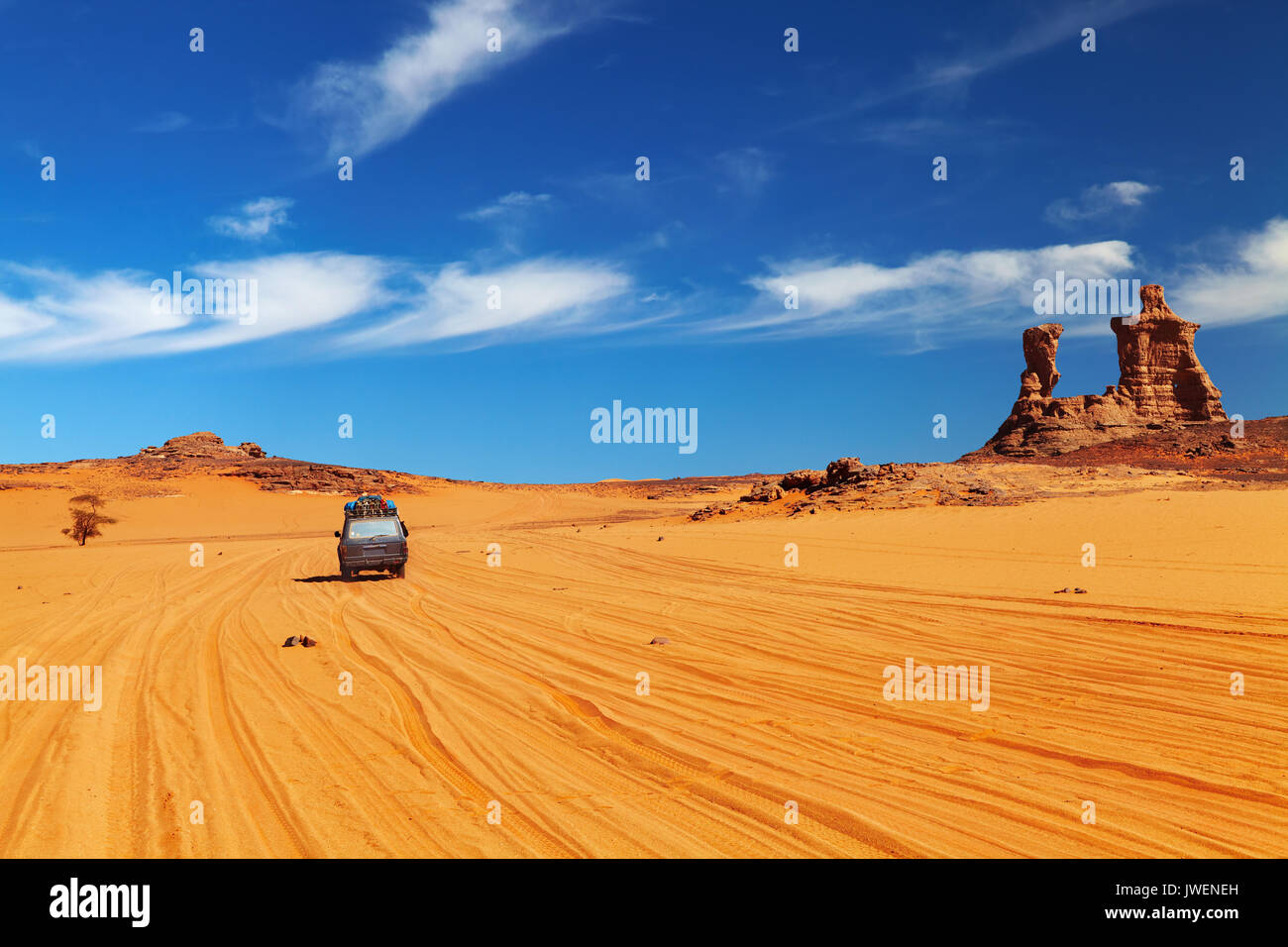 Strada nel deserto del Sahara, tadrart, Algeria Foto Stock