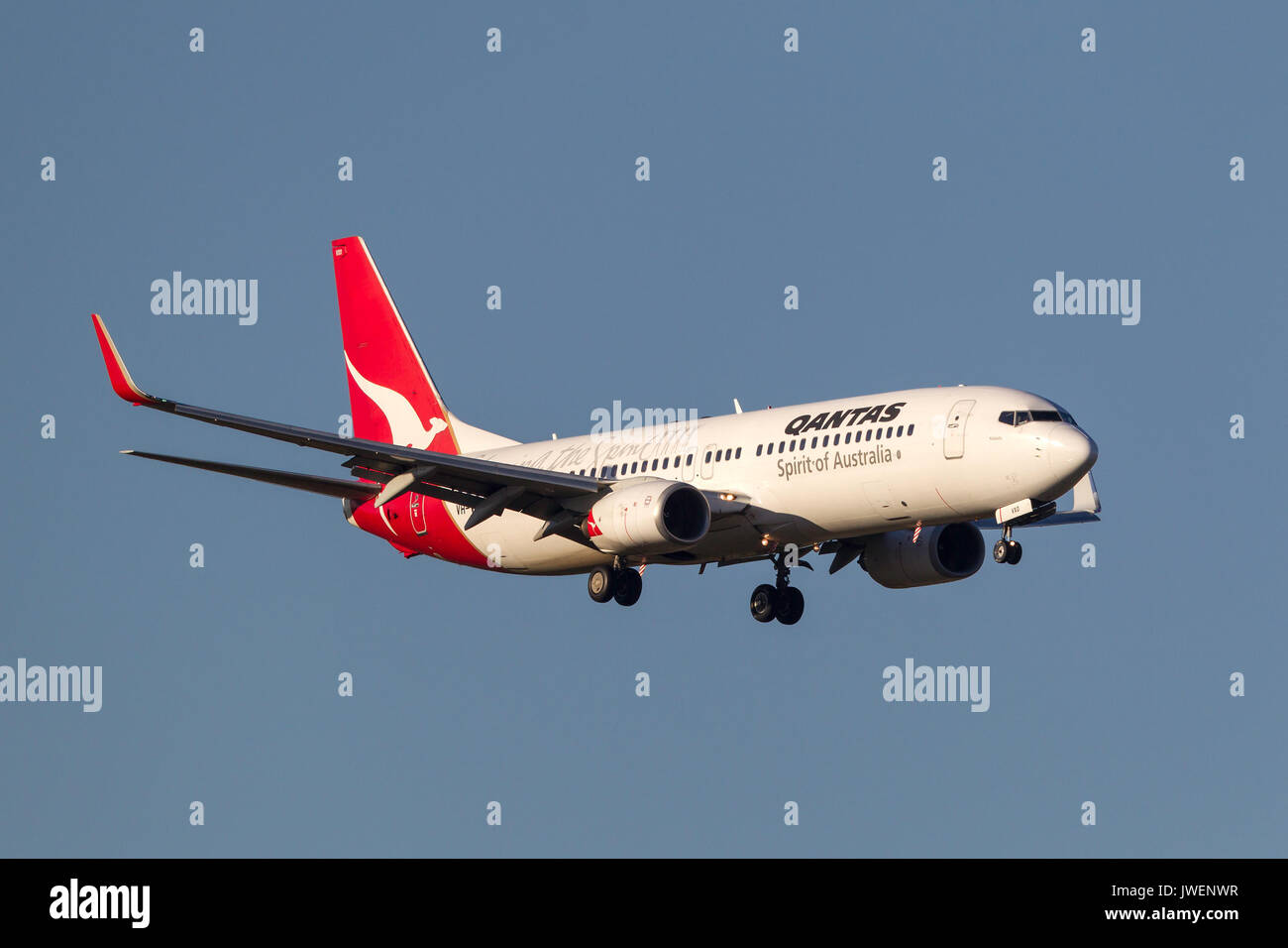 Qantas Boeing 737-838 VH-vxo sull approccio per atterrare all'Aeroporto Internazionale di Melbourne. Foto Stock