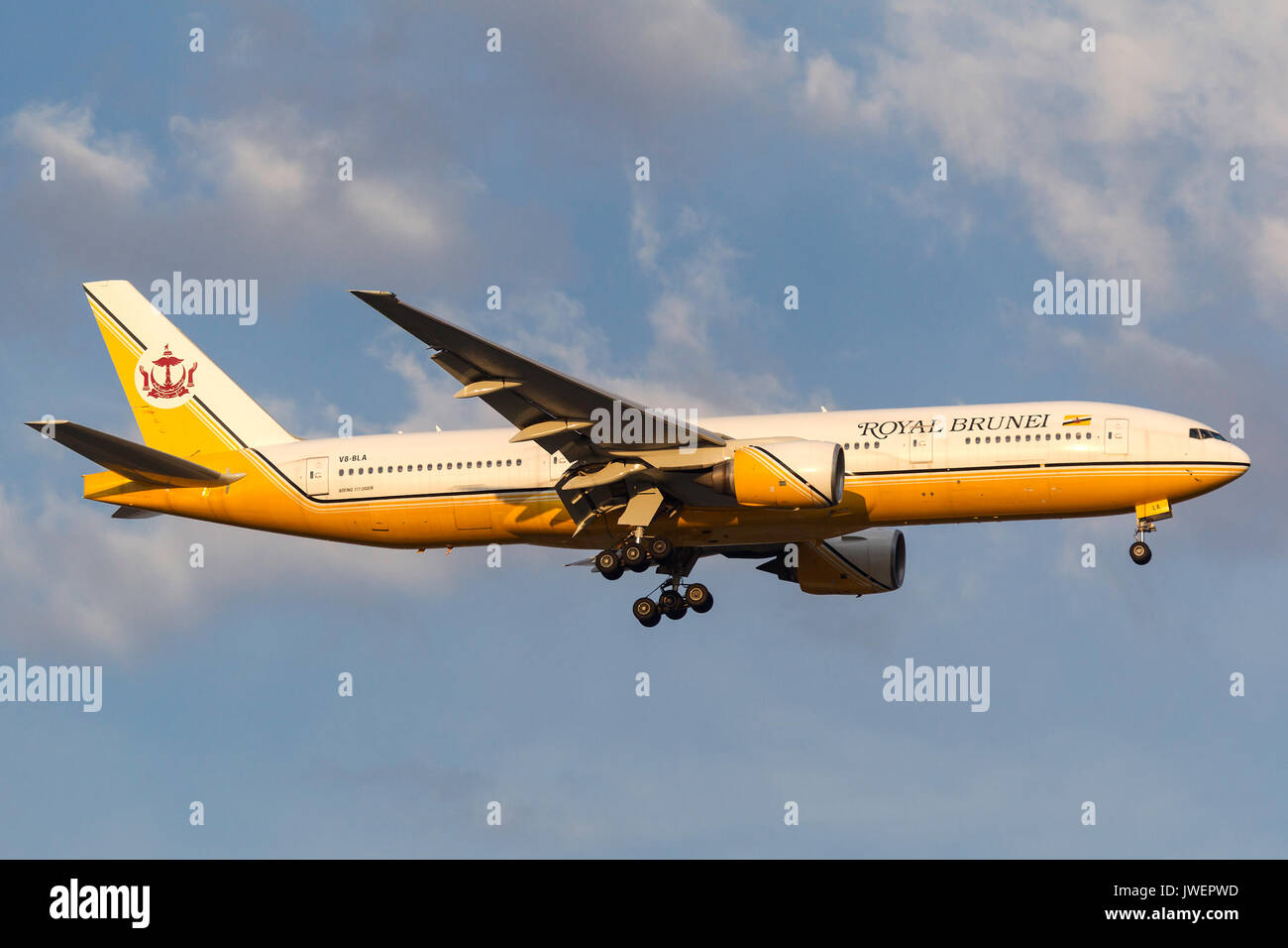 Royal brunei Airlines Boeing 777-212/er v8-bla sull approccio per atterrare all'Aeroporto Internazionale di Melbourne. Foto Stock