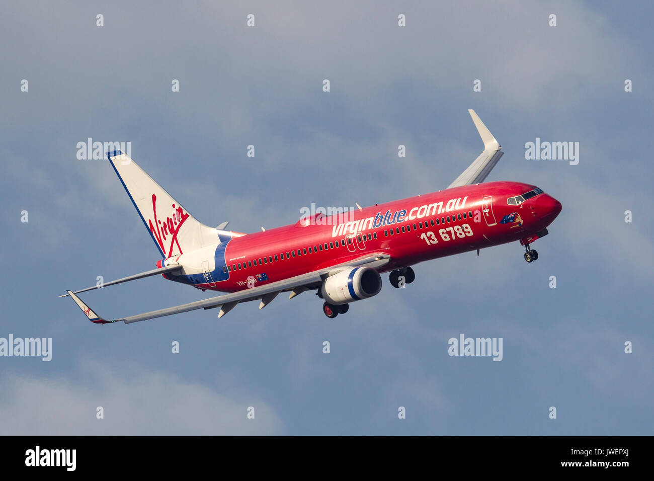 La Virgin Blue Airlines Boeing 737-8FE VH-VON sull approccio per atterrare all'Aeroporto Internazionale di Melbourne. Foto Stock