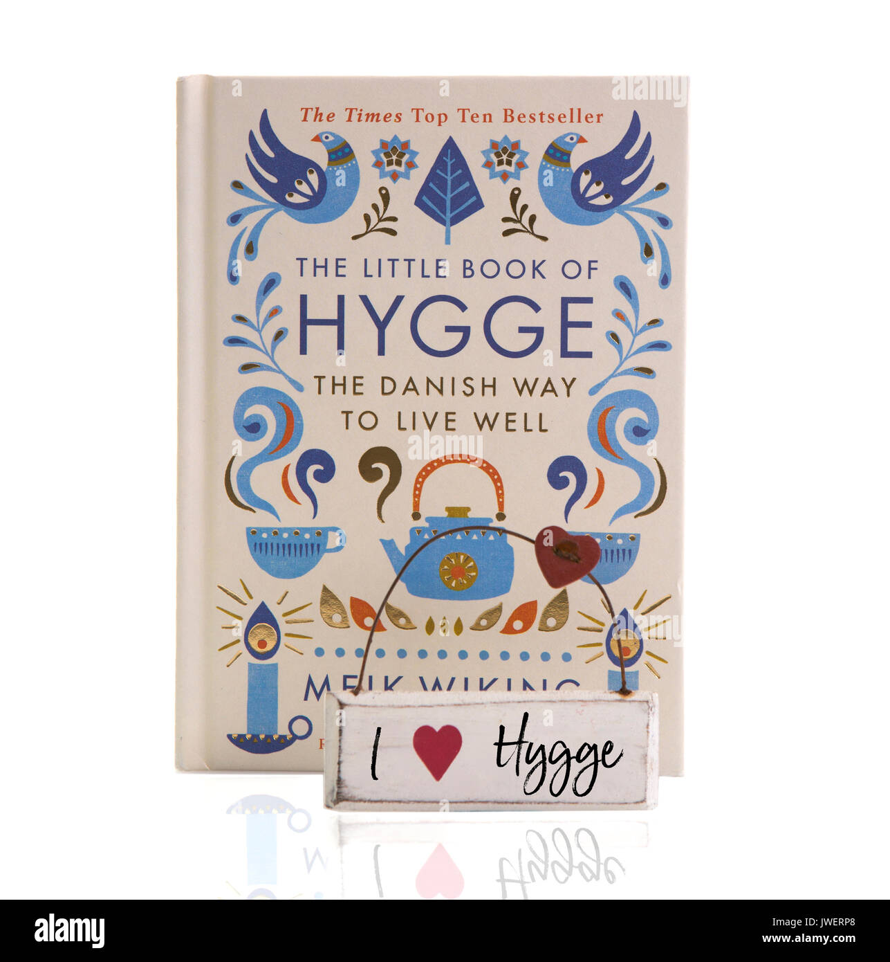 SWINDON, Regno Unito - 1 agosto 2017: il piccolo libro di Hygge, La via danese per vivere bene su sfondo bianco Foto Stock