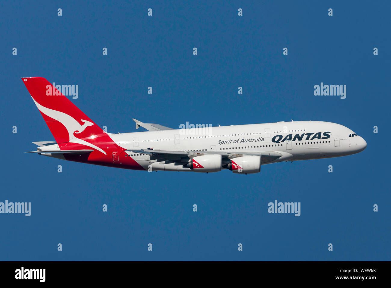 Qantas Airbus A380-842 VH-OQD partenza da Melbourne Aeroporto Internazionale. Foto Stock