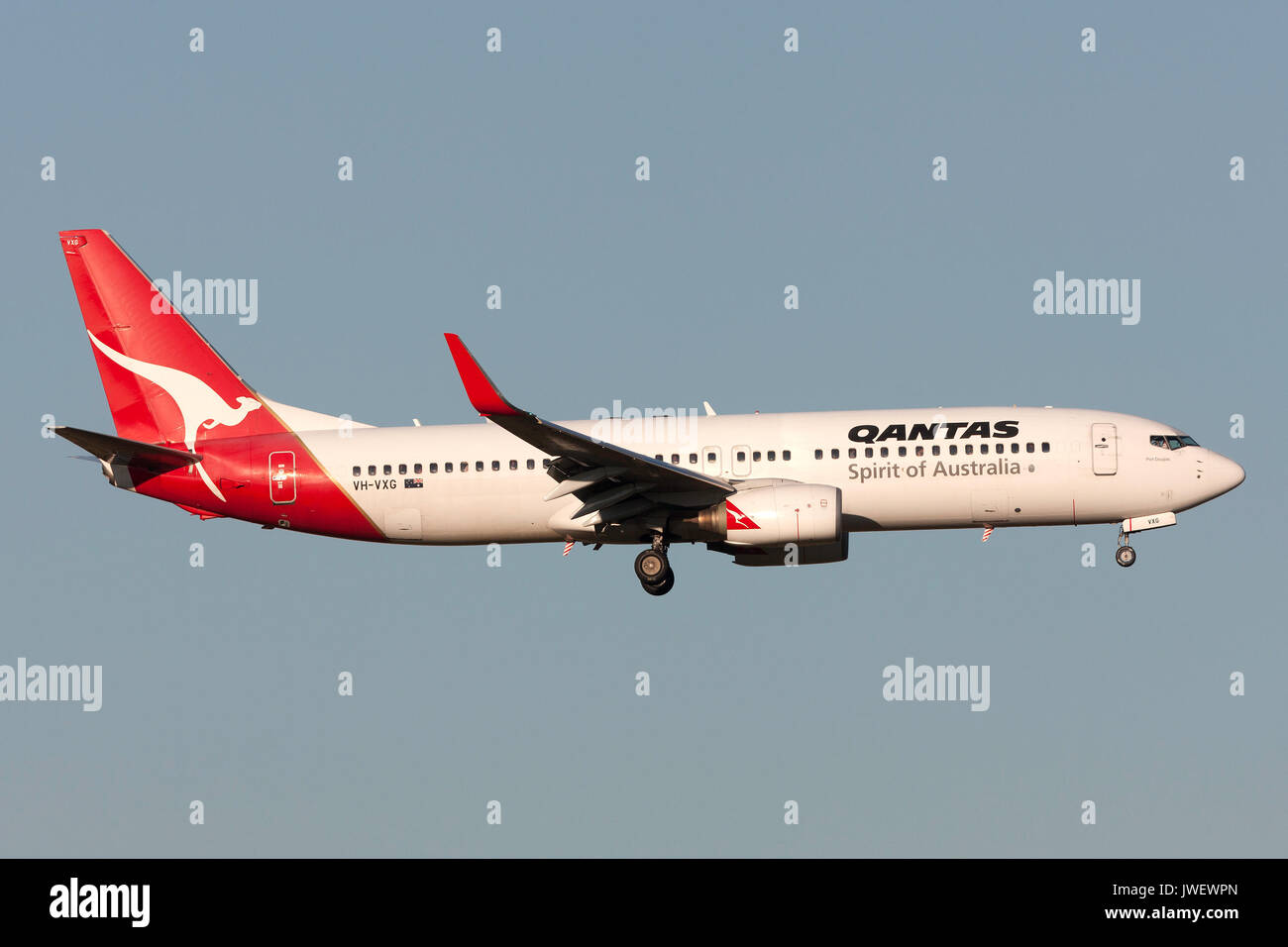 Qantas Boeing 737-838 VH-VXG sull approccio per atterrare all'Aeroporto Internazionale di Melbourne. Foto Stock