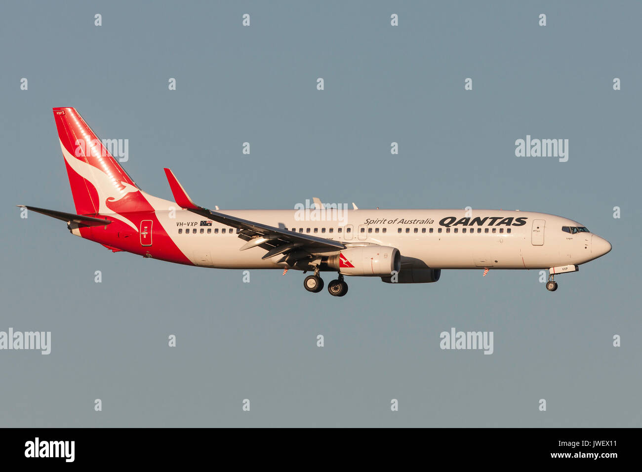 Qantas Boeing 737-838 VH-VXP in avvicinamento ad atterrare all'Aeroporto Internazionale di Melbourne. Foto Stock